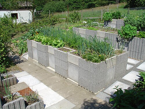 Raised garden bed