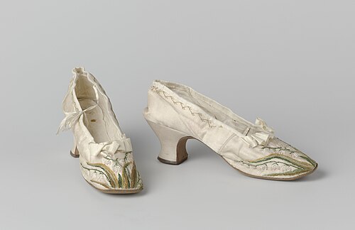 Court Shoe